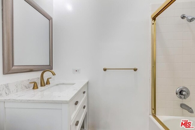 Building Photo - 719 N Bedford Dr