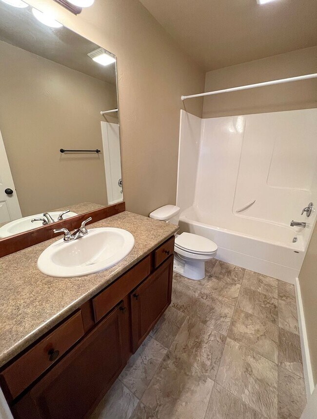 Building Photo - Three Bedroom in Four Corners, Water Included