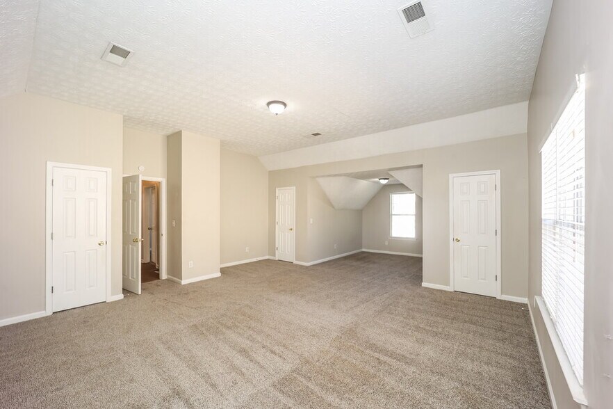 Building Photo - 275 Vaness Dr