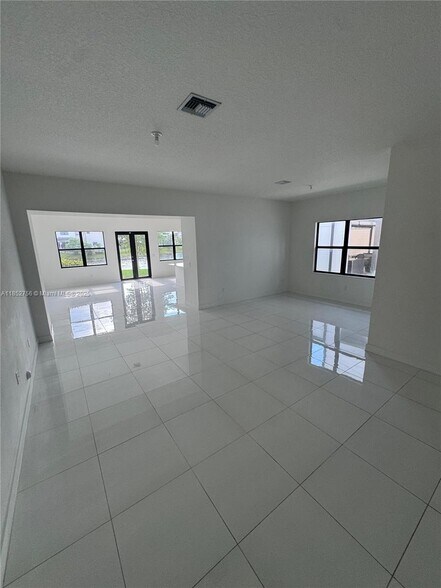 Building Photo - 4398 SW 173rd Ave