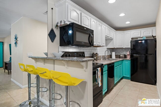 Building Photo - 575 N Villa Ct