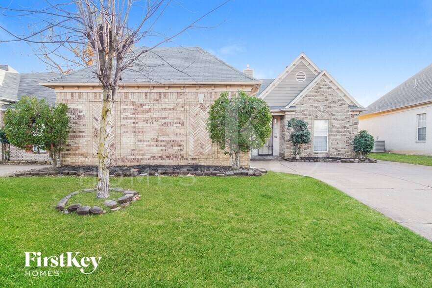 Building Photo - 8595 Shady Elm Dr