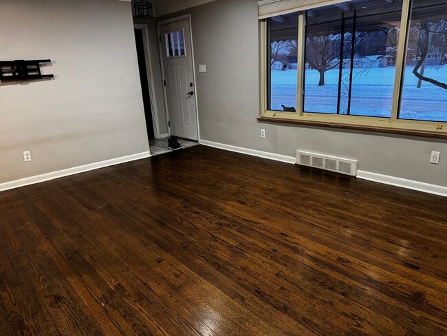 Building Photo - 608 Montrose Ave