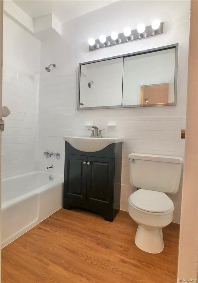 Building Photo - 10 Lake St