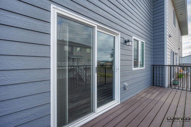 Building Photo - SPACIOUS AND MODERN TOWNHOME