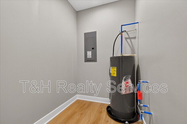 Building Photo - 623 W 39th St