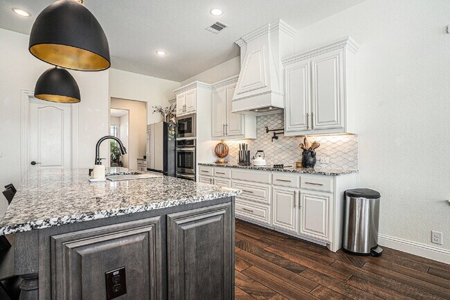 Building Photo - Exquisite 5-Bedroom, 3.5-Bath on 0.46 Acre...