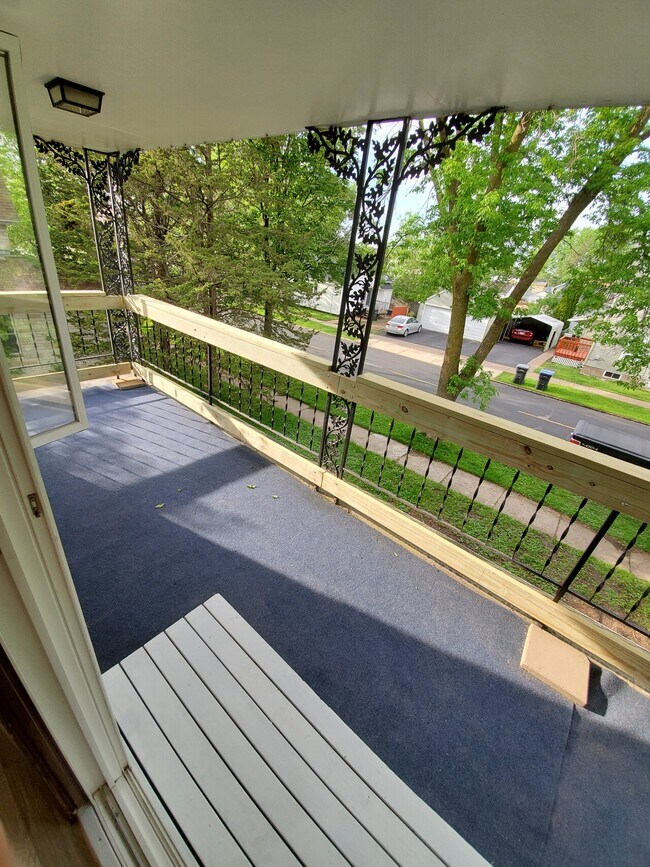 Building Photo - 212 E 5th