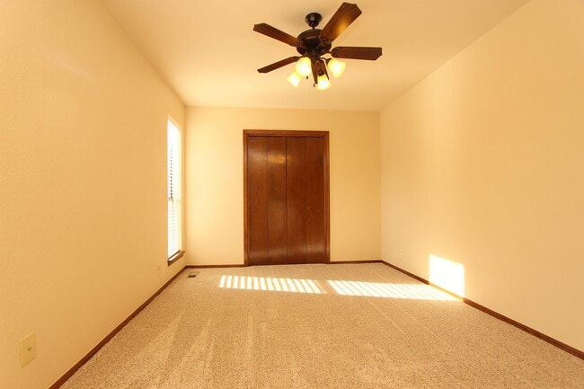Building Photo - 4700 Hemlock Ln