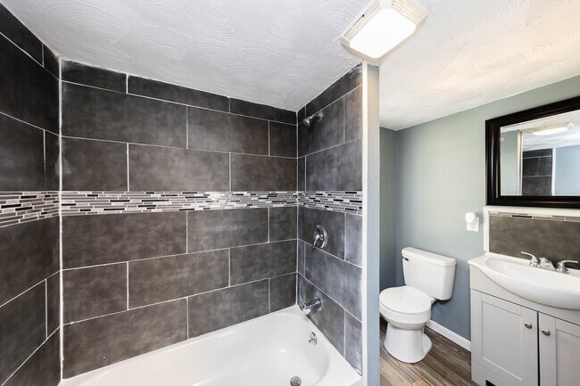 Building Photo - 482 E Jenkins Ave