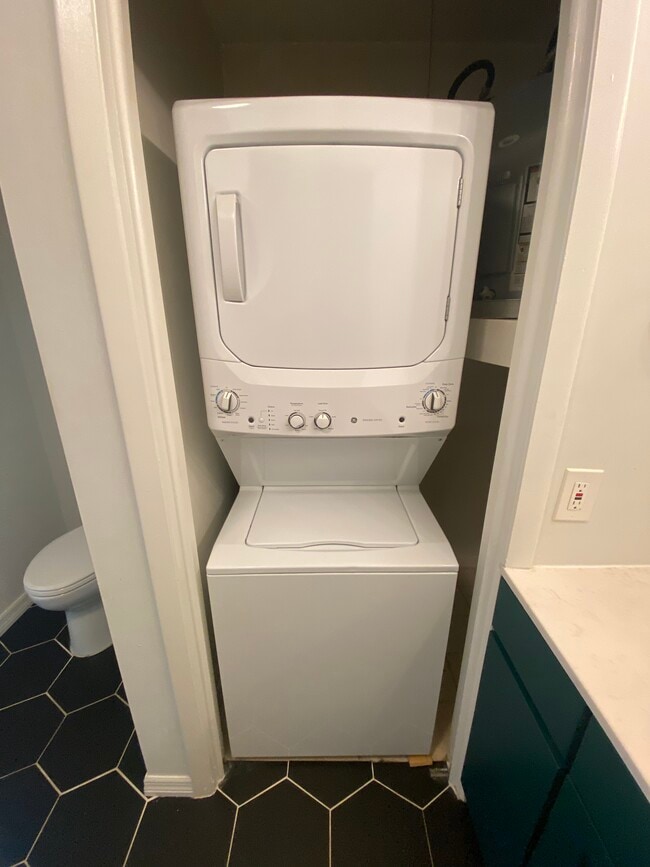 Building Photo - 580 73rd Ave N