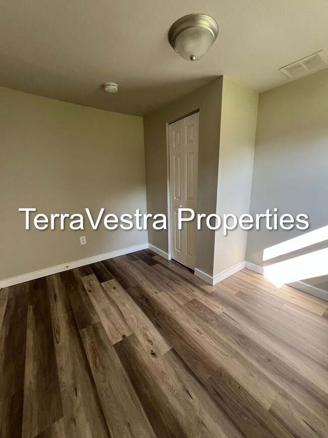 Building Photo - 4 Bed Single Family house in Glassboro!