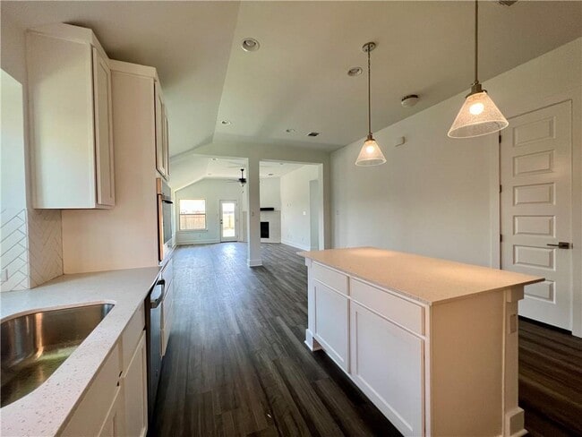 Building Photo - 577 Elm Green St