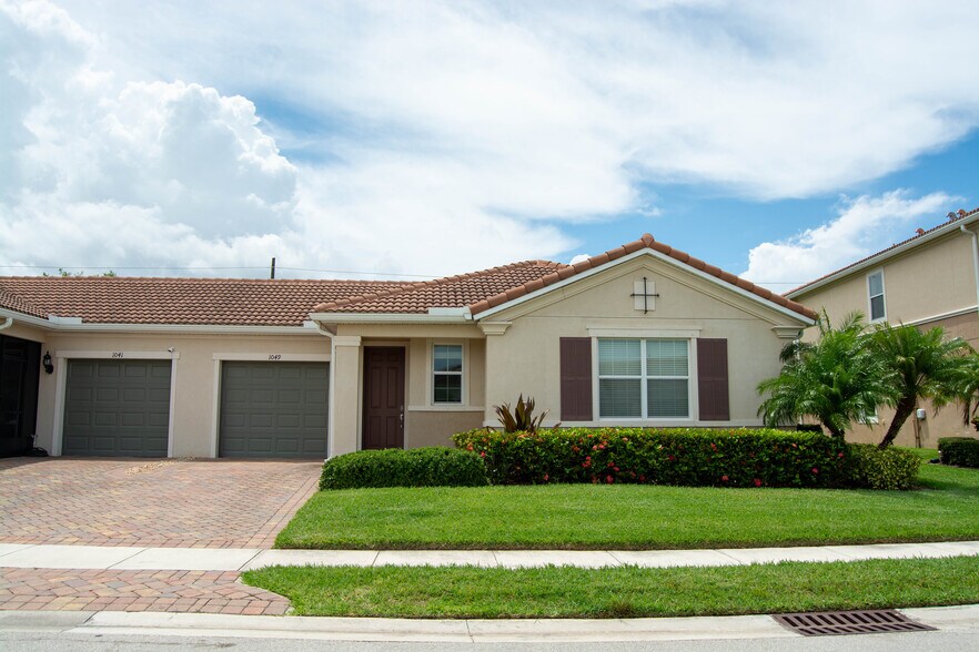 Building Photo - 1049 Normandie Way