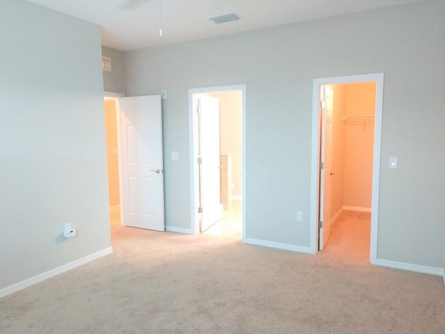 Building Photo - Impressive Annual Unfurnished Condo with C...