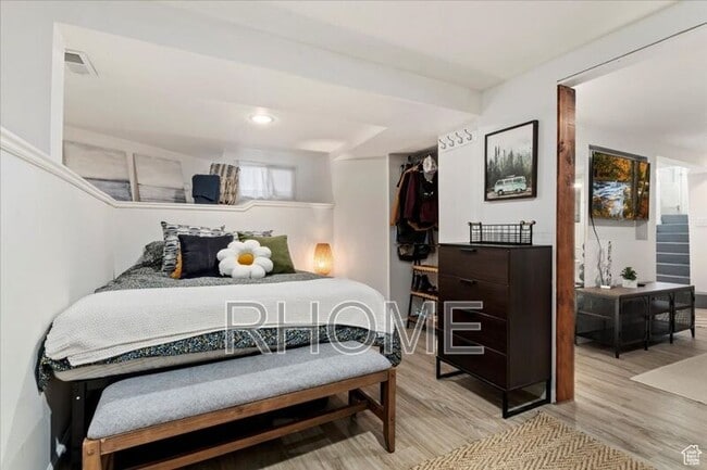 Building Photo - 648 East Pl