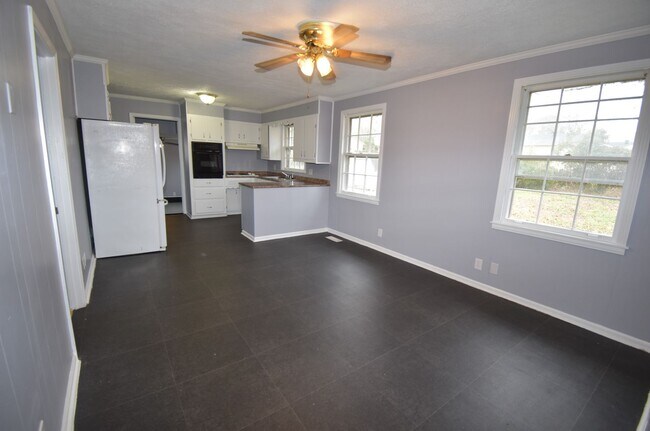Building Photo - 3 Bedroom Pet Friendly Home For Rent!