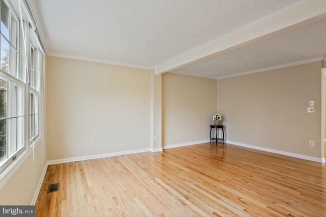 Building Photo - 2051 Gervais Dr