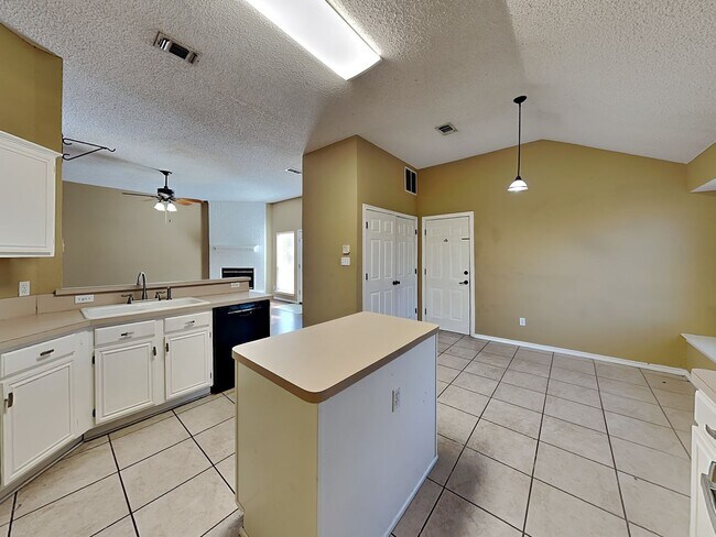 Building Photo - ***500 off the first full month’s rent with a move-in on or before 4/15*** Corner Lot in White Se...
