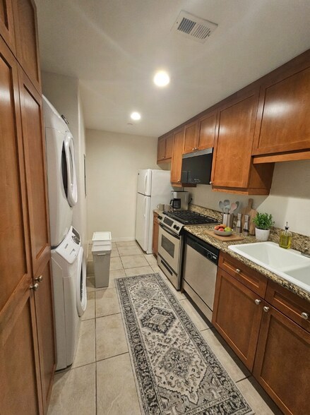 Building Photo - 17168 Newhope St