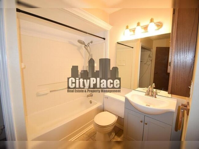 Building Photo - 604 E Pearl St