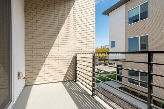 Building Photo - Salt Lake- High-End  3 bed, 3.5 bath Condo