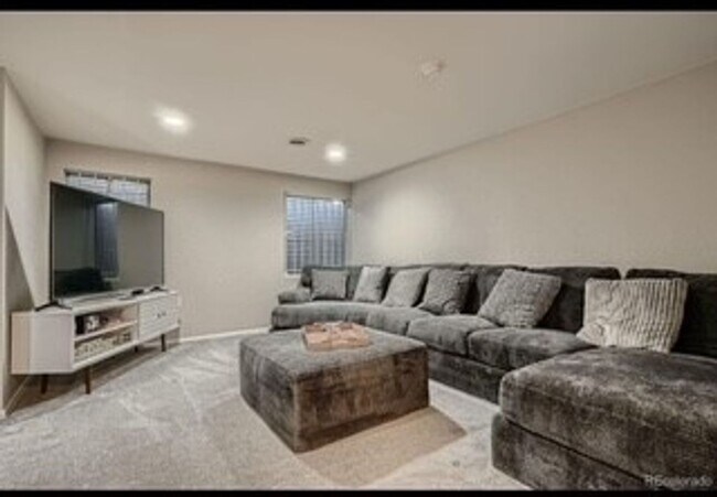 Building Photo - Spacious Townhome in Aurora