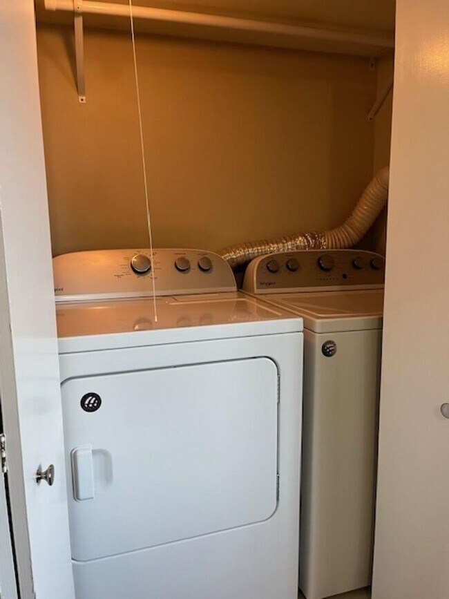 Building Photo - 4400 Poplar Ave