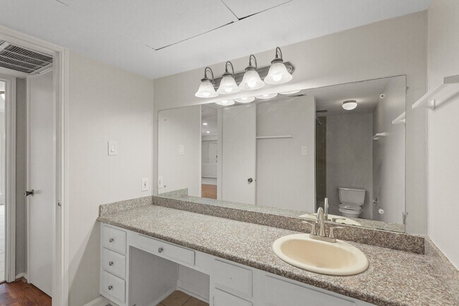 Building Photo - 355 N Post Oak Ln