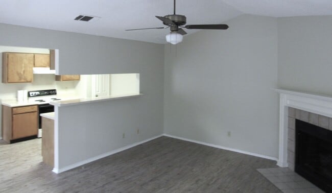 Building Photo - Amazing Lakeway Duplex!