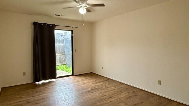 Building Photo - 2423 Knowlwood Dr