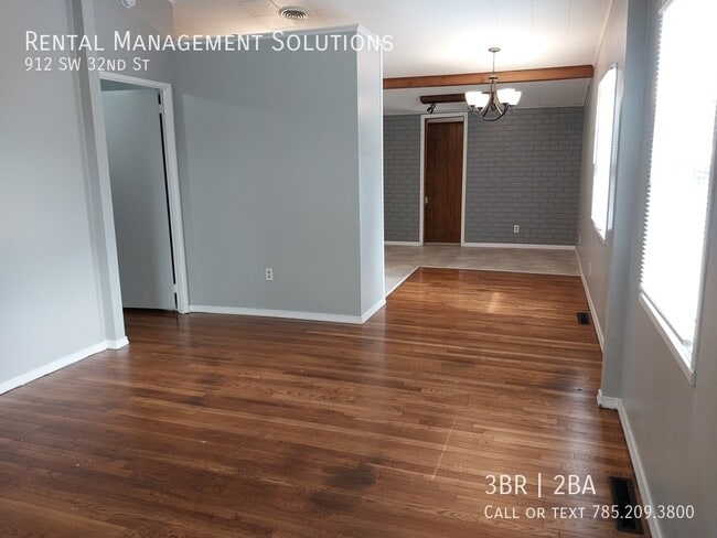 Building Photo - *BONUS LIVING ROOM* 912 SW 32nd St- 3 BED/...