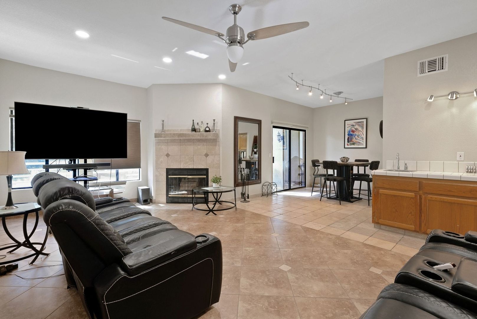 Building Photo - 14500 Las Palmas Dr