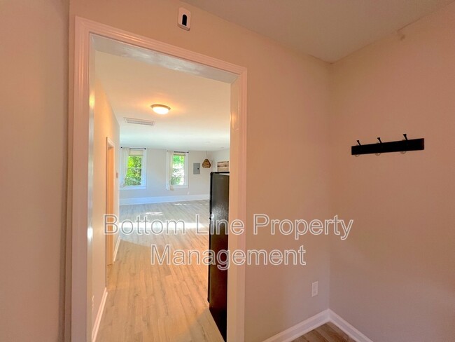 Building Photo - 613 1/2 Charlotte Ave