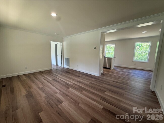 Building Photo - 204 Oscelake Way