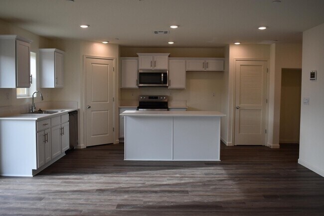Building Photo - 4554 Iris Ct
