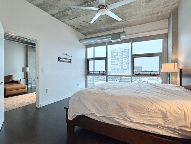 Building Photo - 2BR/2BA Skylofts Condo with Balcony & Garage Parking
