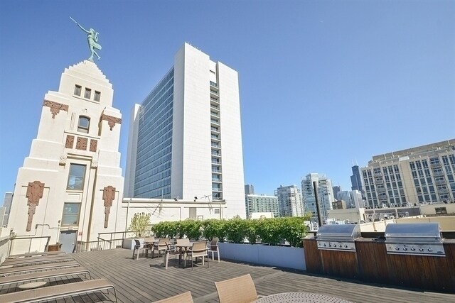 Building Photo - 758 N Larrabee St