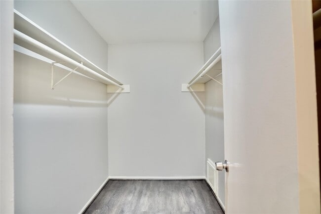 Building Photo - 10811 Sugar Hill Dr