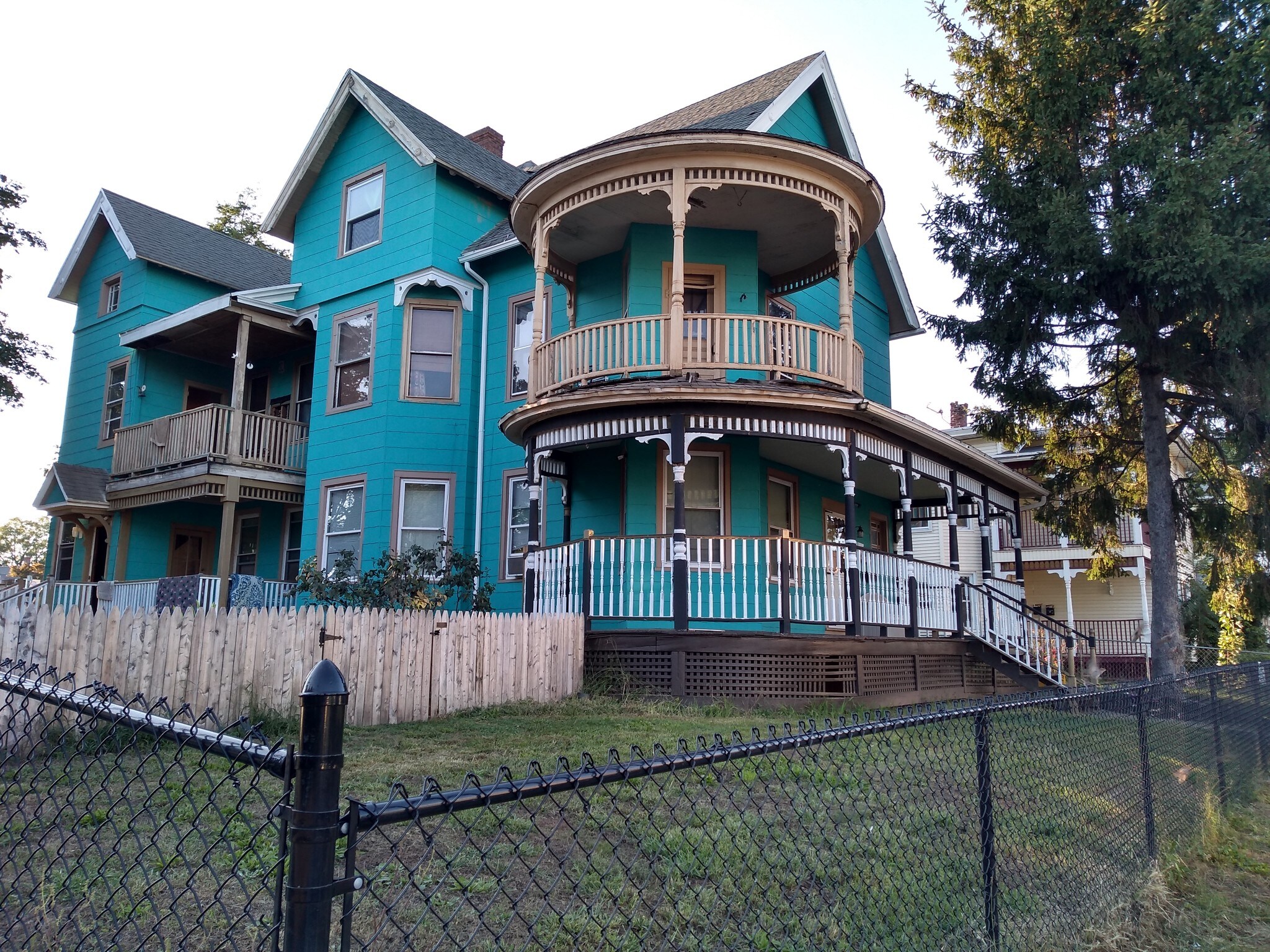 Building Photo - 261 Maple St