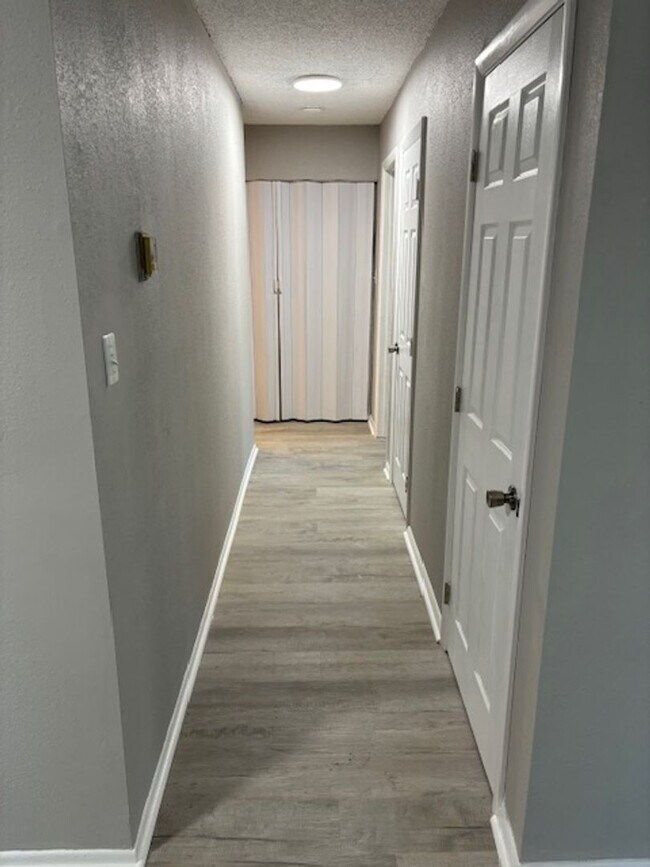 Building Photo - For Rent / En Alquiler: Spacious Condo Bur...