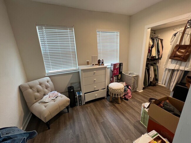 Building Photo - 615 Parkview Ave