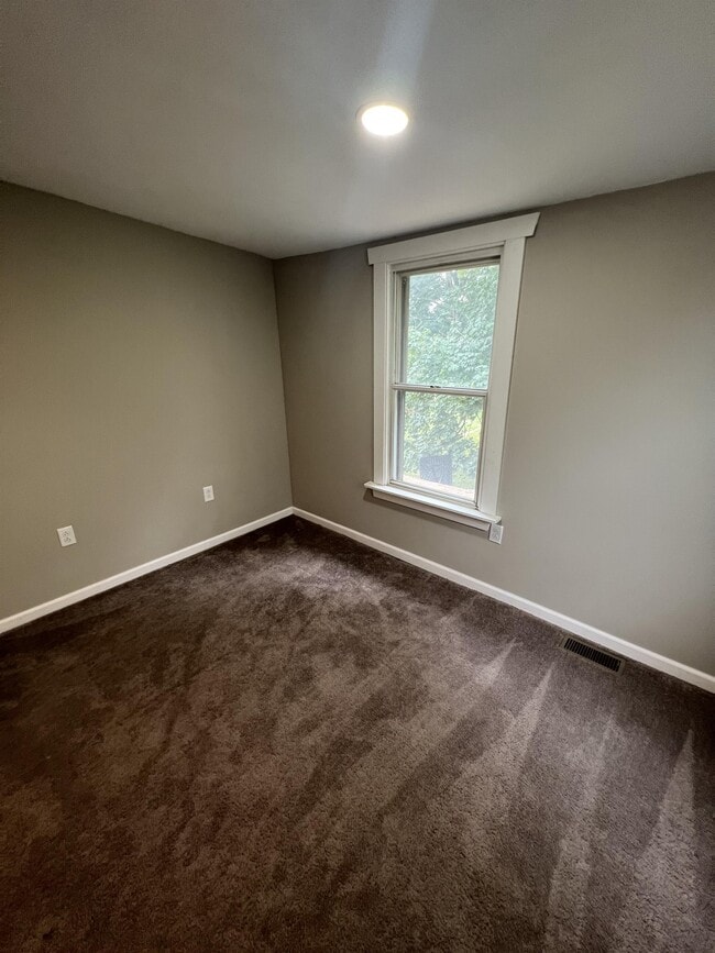 Building Photo - 614 Maple Ave