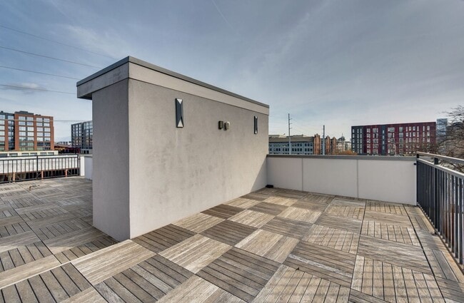 Building Photo - Stunning 3BE/3.5BA brownstone in the heart of historic Germantown!