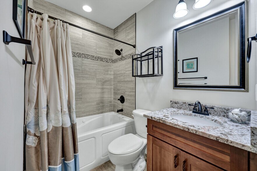 Guest Bathroom - 4450 Chickee Hut Ct
