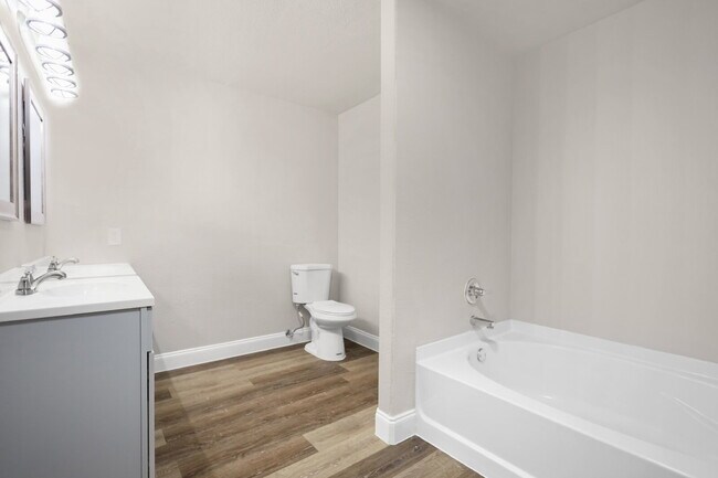 Building Photo - Spacious 4-bedroom, 2.5-bath home with 2,3...