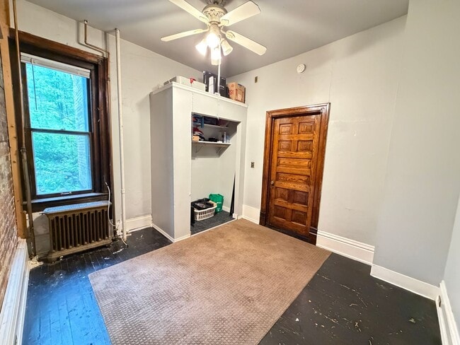 Building Photo - Large 3 Bedroom Open July 1st!