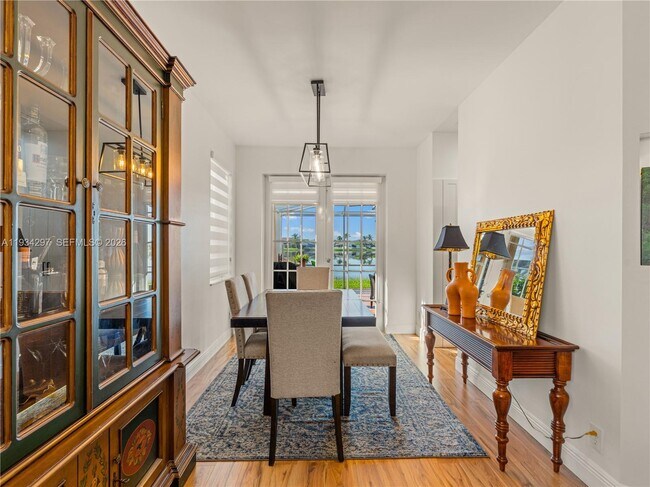 Building Photo - 1433 Presidio Dr