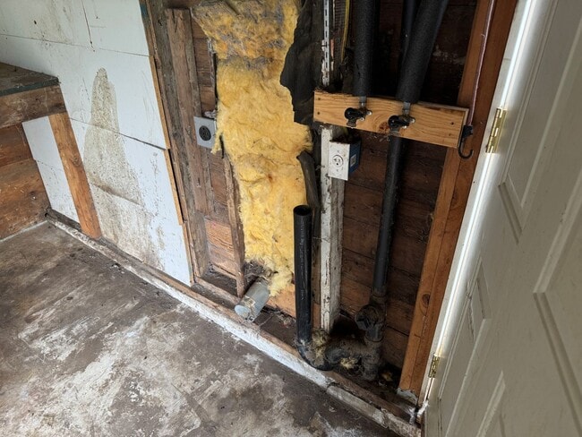 Building Photo - Updated 3 bedroom, 1 bath house in Springfield!