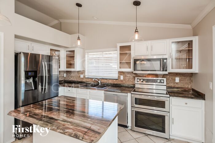 Building Photo - 755 S Del Rancho